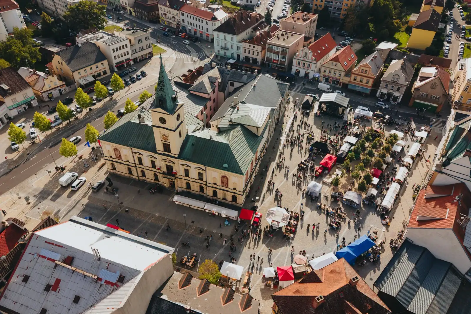Letecký pohled na Masarykovo náměstí v Mnichově Hradišti