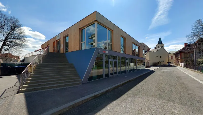 Moderní budova školní jídelny