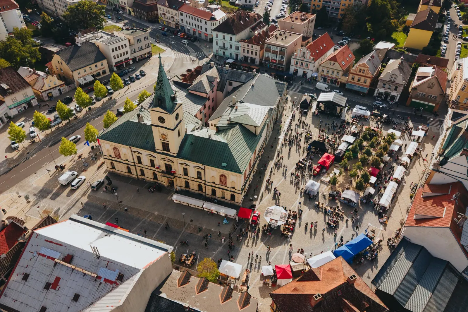 Letecký pohled na Masarykovo náměstí plné stánků a lidí
