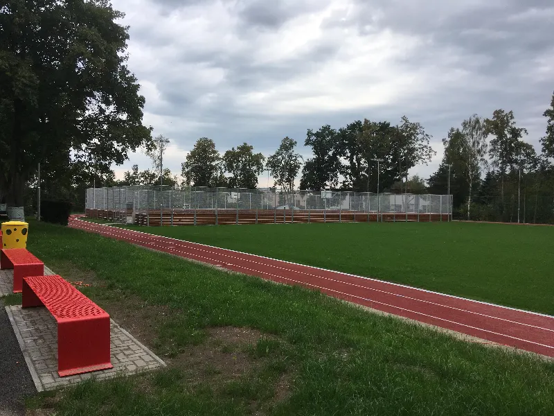 Atletický stadion s červenou dráhou