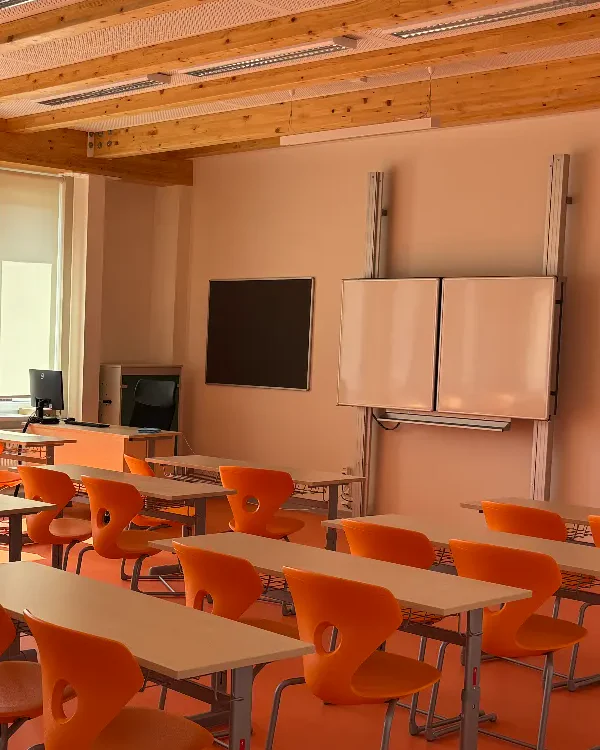 Nová světlá učebna s dřevěným stropem